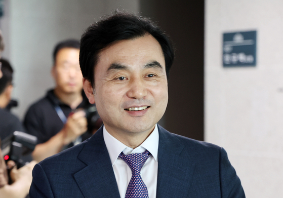 국방부 장관 후보자로 지명된 안규백 더불어민주당 의원이 23일 오후 서울 여의도 국회에서 취재진과 대화를 나누고 있다. 뉴시스