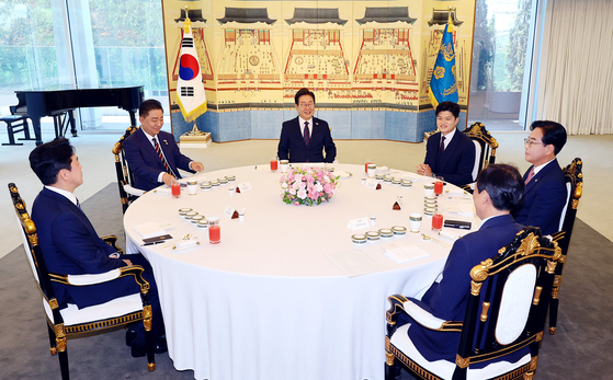 이재명 대통령이 22일 서울 한남동 관저에서 여야 지도부와 오찬 회동을 하고 있다. 왼쪽부터 시계방향으로 강훈식 비서실장, 김병기 더불어민주당 원내대표, 이 대통령, 국민의힘 김용태 비대위원장·송언석 원내대표, 우상호 정무수석. 김현동 기자