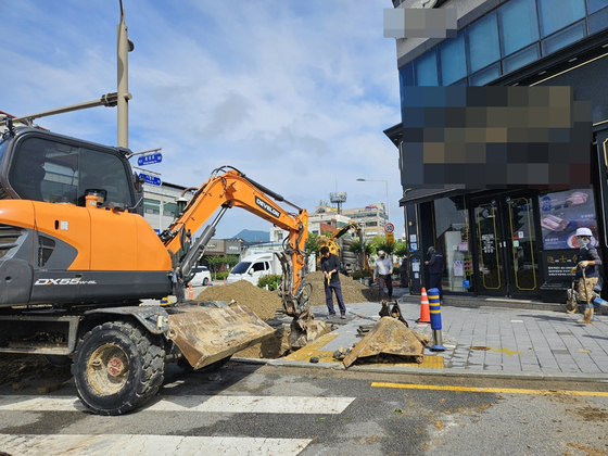 지난 22일 남원시가 전날 싱크홀 사고가 발생한 도통동 한 식당 앞에서 굴착기와 인력 등을 동원해 응급 복구 작업 중이다. 사진 박씨