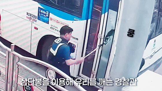 시내버스를 훔쳐 달아난 남성을 잡기 위해 삼단봉으로 버스 유리문을 깬 경찰. 사진 유튜브 채널 대한민국 경찰청 캡처