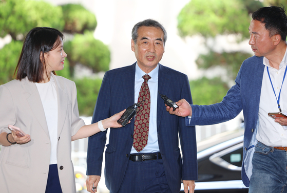 윤석열 전 대통령 부인 김건희 여사 관련 의혹을 수사하는 민중기 특별검사가 23일 서울 서초구 서초동에 마련된 임시 사무실로 출근하며 취재진 질문에 답하고 있다. 연합뉴스