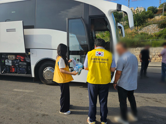 외교부는 이스라엘 체류 한국 국민과 동포 45명이 버스를 타고 이집트로 대피했다고 23일 밝혔다. 외교부