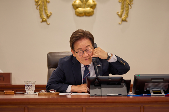 이재명 대통령이 23일 서울 용산 대통령실 청사 집무실에서 안와르 이브라힘 말레이시아 총리와 전화 통화를 하고 있다. 사진=대통령실