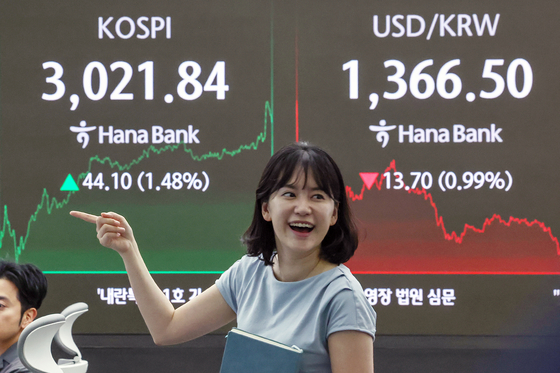 지난 20일 오후 서울 중구 하나은행 딜링룸 전광판에 코스피가 전일 대비 1.48% 상승한 3021.84를 나타내고 있다. 코스피가 종가 기준 3000선을 마지막으로 넘긴 건 지난 2021년 12월 28일(3020.24) 이후 3년 6개월여 만이다. 뉴스1