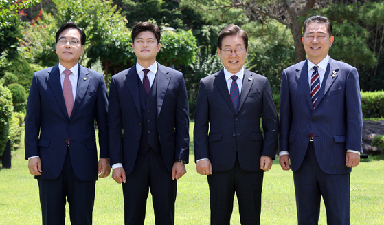 이재명 대통령이 22일 서울 한남동 관저에서 열린 여야 지도부 오찬 회동에서 기념촬영하고 있다. 왼쪽부터 국민의힘 송언석 원내대표, 김용태 비상대책위원장, 이 대통령, 더불어민주당 김병기 당대표 직무대행 겸 원내대표/대통령실사진기자단 