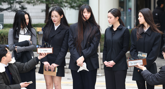 법정에 출석한 뉴진스. 왼쪽부터 하니, 민지, 혜인, 해린, 다니엘. 사진 연합뉴스