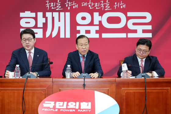 권영세 전 국민의힘 비상대책위원장이 지난 5월 10일 서울 여의도 국회에서 김문수 대통령 후보 자격 취소·한덕수 전 총리 입당 및 대선후보 등록 과정에 대해 기자회견을 하고 있다. 왼쪽부터 신동욱 수석대변인, 권 전 비대위원장, 강명구 의원. 뉴스1