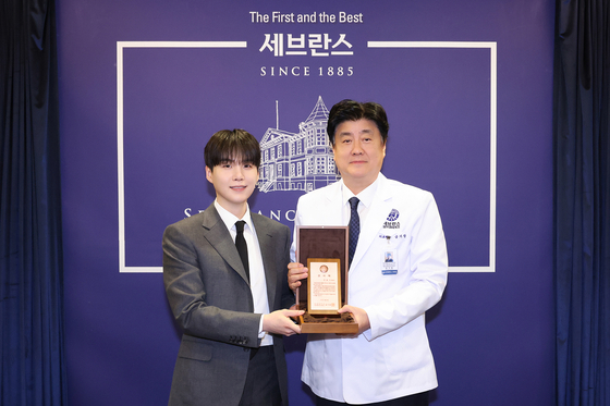 금기창 연세의료원장과 슈가가 기념 사진을 촬영하고 있다.