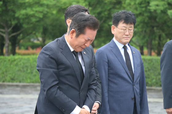 더불어민주당 당 대표에 출사표를 던진 정청래 의원이 21일 오후 경남 김해시 진영읍 봉하마을을 찾아 노무현 전 대통령 묘역을 참배하고 있다. 정청래의원실 제공.