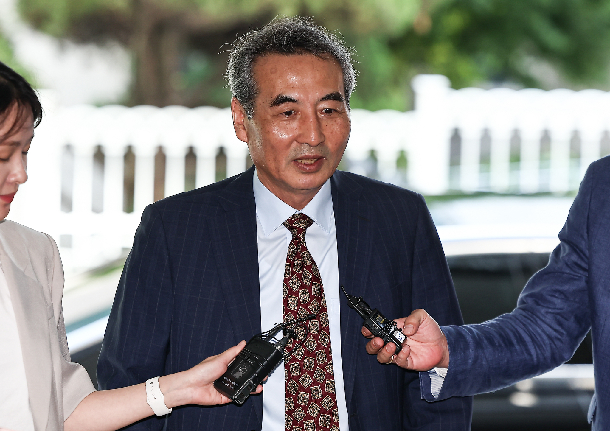 윤석열 전 대통령의 부인 김건희 여사 의혹 관련 사건 수사를 맡은 민중기 특별검사가 23일 오전 서울 서초구 사무실로 들어서며 취재진 질문에 답하고 있다. 뉴스1