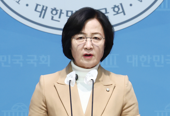 추미애 더불어민주당 내란진상조사단 단장과 소속 의원들이 1월 10일 오전 서울 여의도 소통관에서 이진우 전 수방사령관이 계엄 대비 비밀조직 '수호신 TF'를 운영하고 12·3 계엄 당시 국회로 출동했다는 의혹 관련 기자회견을 하고 있다. 뉴스1