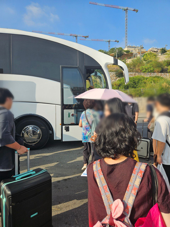 외교부는 이스라엘 체류 한국 국민과 동포 45명이 육로를 통해 이집트로 대피했다고 23일 밝혔다. 사진은 이들이 버스 탑승을 위해 대기 중 모습. 외교부 