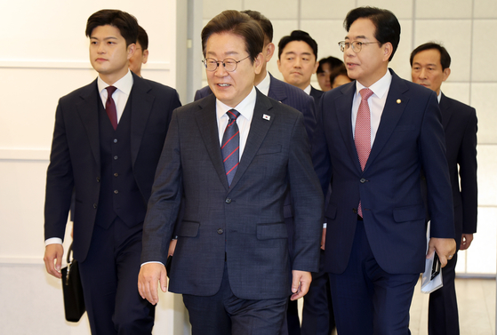 이재명 대통령이 22일 서울 한남동 관저에서 여야 지도부 오찬 회동을 하기 위해 입장하고 있다. 대통령실사진기자단