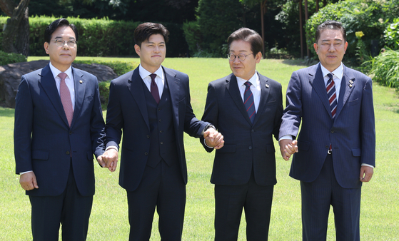 이재명 대통령과 여야 지도부가 22일 오찬 회동에 앞서 기념촬영을 하고 있다. [뉴시스]