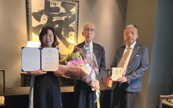 재단법인 이희건 한일교류재단(이사장 하태윤)은 지난 19일 일본 오사카 웨스틴 호텔에서 '이희건 상' 초대 수상자로 일본 산요전기 창업자의 후손인 이우에 사토시 전 산요전기 회장을 선정했다고 23일 밝혔다. (사진 왼쪽부터) 이날 시상식에 참석한 이훈 재단법인 이희건 한일교류재단 고문, 이우에 사토시 전 산요전기 회장, 이경재 재단법인 이희건 한일교류재단 이사가 기념촬영을 하고 있다. 사진 신한금융그룹
