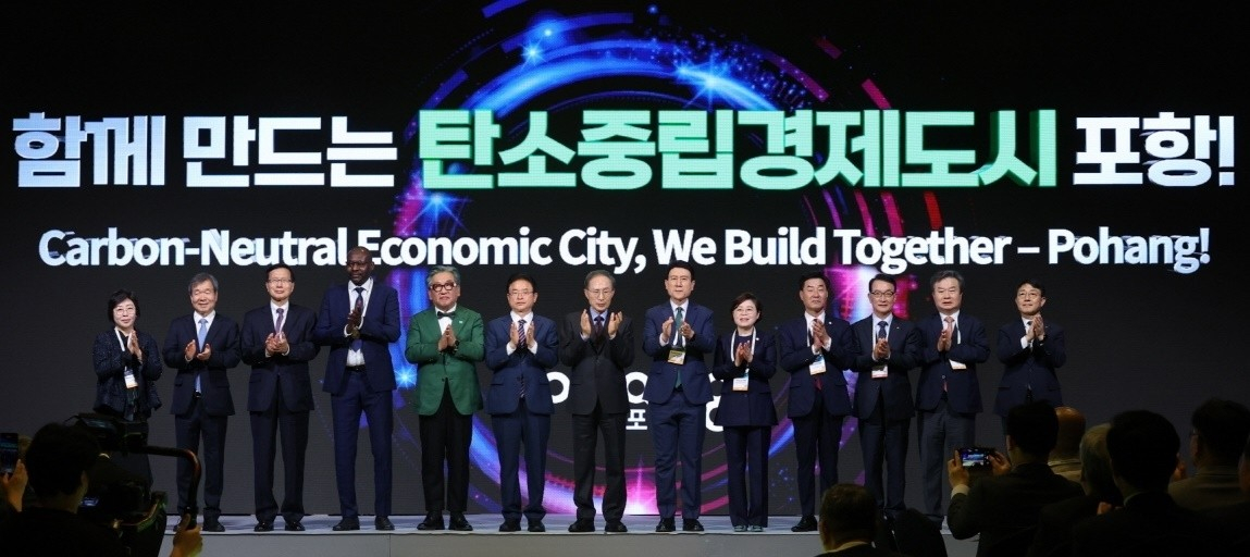 5월 14일 포항시 라한호텔에서 열린 ‘2025 세계녹색성장포럼(WGGF)’ 개막식에서 이강덕(오른쪽에서 여섯 번째) 포항시장은 철강산업 도시에서 녹색산업과 기술 중심지로 전환하겠다는 비전을 밝혔다. 이명박(이 시장 왼쪽) 전 대통령도 개막식에 참석해 포항시를 격려했다. [사진 포항시]
