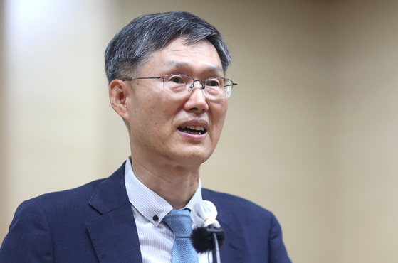 문형배 전 헌법재판소장 권한대행이 18일 경남도교육청 별관 공감홀에서 '헌법의 관점에서 교육을 생각하다'라는 주제로 특강을 하고 있다. 연합뉴스