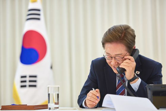 이재명 대통령이 지난 6일 대통령실 관저에서 도널드 트럼프 미국 대통령과 전화 통화를 하는 모습. 대통령실