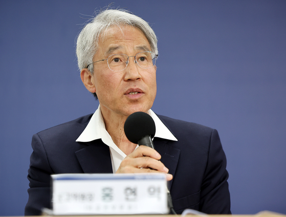 홍현익 외교안보분과위원장이 22일 오후 서울 종로구 정부서울청사 창성동 별관에서 열린 기자간담회에서 취재진 질문에 답변하고 있다. 뉴스1