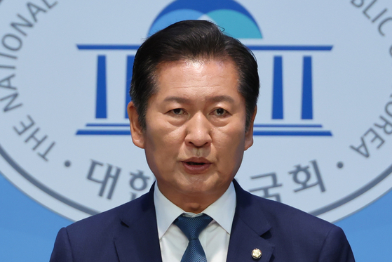 정청래 의원이 15일 서울 여의도 국회 소통관에서 당대표 선거 출마 기자회견을 하고 있다. 연합뉴스
