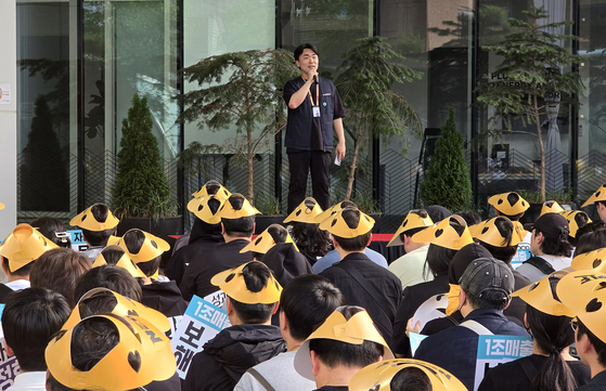 사측의 성과급 제도 변경에 항의하며 쟁의에 들어간 넥슨 자회사 네오플 노동조합의 조정우 분회장이 지난 18일 서울 강남구 서울지사 사옥 앞에서 집회를 열고 발언하고 있다. 연합뉴스