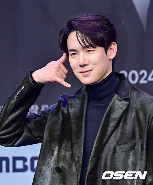 [OSEN=지형준 기자] 21일 오후 서울 상암동 MBC에서 MBC 새 금토드라마 ‘지금거신전화는’(극본 김지운,연출 박상우위득규) 제작발표회가 열렸다.‘지금거신전화는’은 협박전화로 시작된, 정략결혼 3년 차 쇼윈도 부부의 시크릿 로맨스릴러다.배우 유연석이 포토타임을 하고 있다. 2024.11.21 / jpnews@osen.co.kr