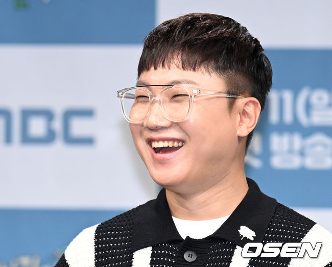 [OSEN=이대선 기자] 9일 오후 서울 상암동MBC신사옥 골든마우스홀에서 ‘태어난 김에 세계일주 시즌2’ 제작발표회가 열렸다.빠니보틀이 취재진의 질문에 미소를 짓고 있다. 2023.06.09 /sunday@osen.co.kr