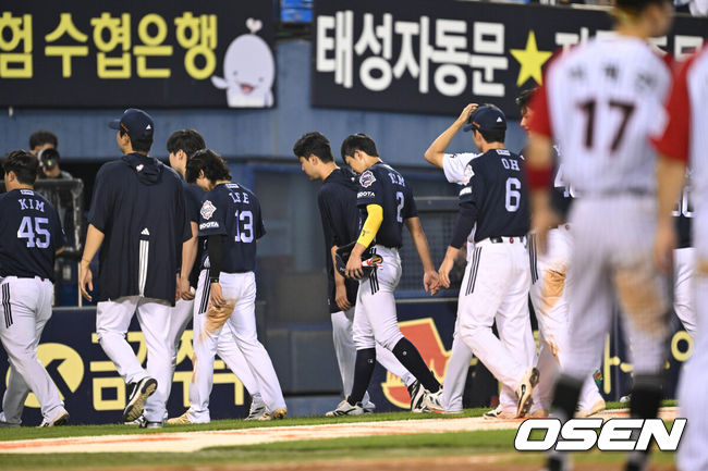 [OSEN=잠실, 조은정 기자]LG가 1선발 같은 5선발 송승기의 호투를 앞세워 라이벌 두산에 승리를 거뒀다.프로야구 LG 트윈스는 22일 서울 잠실구장에서 열린 2025 신한 SOL뱅크 KBO리그 두산 베어스와의 시즌 8번째 맞대결에서 13-5로 승리했다.두산이 아쉬워하고 있다. 2025.06.22 /