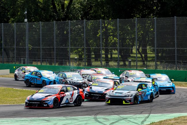  '2025 TCR 월드투어' 3라운드 이탈리아 대회에서 현대자동차 '더 뉴 엘란트라 N TCR(국내명: 더 뉴 아반떼 N TCR)'이 주행하는 모습.