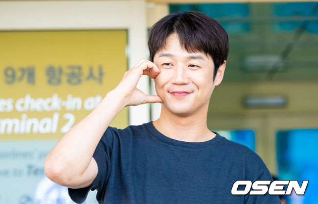 [OSEN=인천공항, 박준형 기자]  tvN 토일드라마 ‘언젠가는 슬기로울 전공의생활’(이하 '언슬전') 출연진들이 26일 오전 인천국제공항을 통해 포상휴가 일정 참석 차 인도네시아 발리로 출국했다.'언슬전'은 생과 사가 공존하는 산부인과에서 인생의 시작과 끝을 마주하며 성장하는 청춘들의 이야기로 지난 18일 최종회에서 자체 최고 시청률을 기록하며 성공적으로 막을 내렸다.배우 정준원이 출국 앞두고 포즈를 취하고 있다.  2025.05.26 / soul1014@osen.co.kr