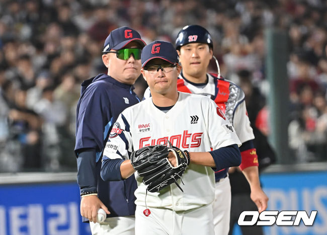 [OSEN=부산, 이석우 기자] 4일 부산 사직야구장에서 2025 신한 SOL 뱅크 KBO 리그 롯데 자이언츠와 키움 히어로즈의 경기가 열렸다. 홈팀 롯데는 박세웅이, 방문팀 키움은 김윤하가 선발 출전했다.롯데 자이언츠 선발 투수 박세웅이 6회초 무사 1,2루 상황에서 교체되고 있다. 2025.06.04 / foto0307@osen.co.kr
