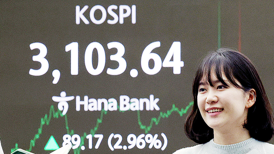 코스피 3년 9개월 만에 3,100선 회복한 24일 서울 중구 하나은행 딜링룸에서 딜러들이 업무를 보고 있다.  뉴시스