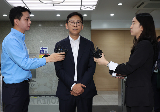 배경훈 과학기술정보통신부 장관 후보자가 24일 서울 종로구 광화문우체국에 마련된 인사청문회 준비 사무실로 출근하며 취재진의 질문에 답하고 있다. 연합뉴스