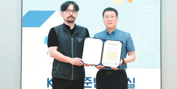 17일 이상훈 이사장(오른쪽)과 배준경 노조 위원장이 준법·윤리 실천 결의문을 들어 보이고 있다. [사진 한국에너지공단]