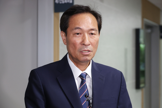 우상호 대통령실 정무수석이 24일 오전 송미령 농림축산식품부장관 유임과 관련, 더불어민주당 농림축산식품해양수산위원회 위원들과 면담하기 위해 서울 여의도 국회 의원회관을 방문하며 취재진의 질문에 답하고 있다. 뉴스1