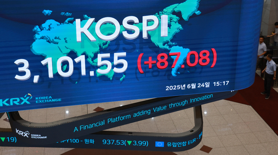 24일 서울 여의도 한국거래소 현황판에 코스피가 표시돼 있다. 코스피가 장중 3100선을 웃돈 것은 지난 2021년 9월 28일 이후 약 3년 9개월 만이다. 연합뉴스