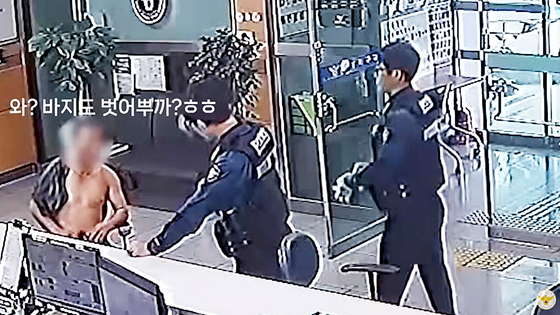 술에 취한 남성이 윗옷을 벗은 채 사진 경찰청 유튜브 캡처