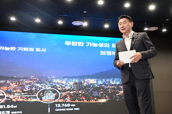김동근 의정부시장은 지난해 11월 14일 의정부문화역 이음에서 ‘2024 기업유치 설명회’를 개최했다. 설명회에는 SM타운 플래너, 조인스랜드, 마스턴투자운용 등 투자사를 비롯해 시지바이오, 큐브메디컬, SIT테크놀러지 등의 기업인 100여 명이 참석해 의정부시의 입지적 강점과 개발 잠재력에 큰 관심을 보였다. 사진 의정부시