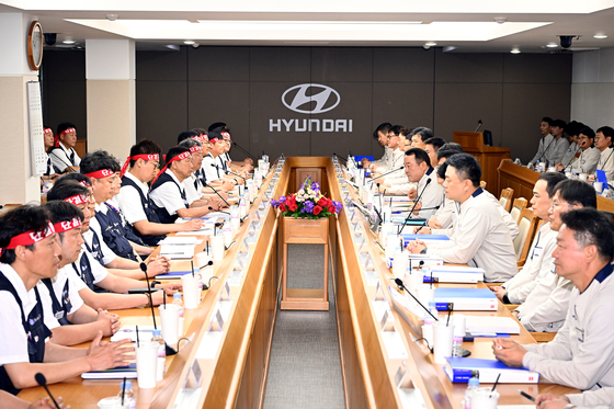 현대자동차 노사는 지난 18일 울산공장 본관 동행룸에서 2025년 임단협을 위한 상견례를 가졌다. 이날 상견례에는 이동석 현대차 대표이사와 서쌍용 전국금속노조부위원장, 문용문 현대차 노조지부장 등 노사 교섭 대표 등 70명이 참석했다. 사진 현대차 