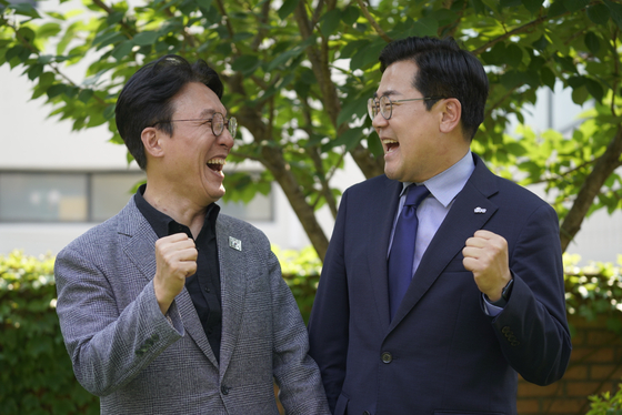 박찬대 민주당 의원이 23일 김민석 국무총리 후보자의 인사청문회 준비 사무실에 응원 방문을 한 후 함께 찍은 사진. 박 의원 측 제공   