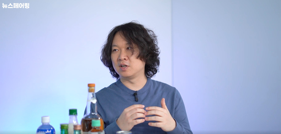 더중앙플러스 '뉴스페어링'에 출연한 장홍제 광운대 화학과 교수. KAIST 화학과를 졸업하고 같은 대학원 화학과에서 박사학위를 받았다. 대중과 과학으로 소통하며『일상다화학』 등의 저서를 썼다. 