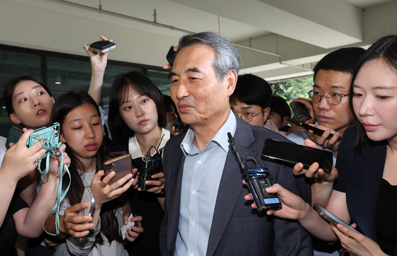 김건희 여사 의혹을 수사하는 민중기 특별검사가 24일 오전 서울 서초구의 사무실로 출근하며 취재진의 질문을 듣고 있다. 뉴시스