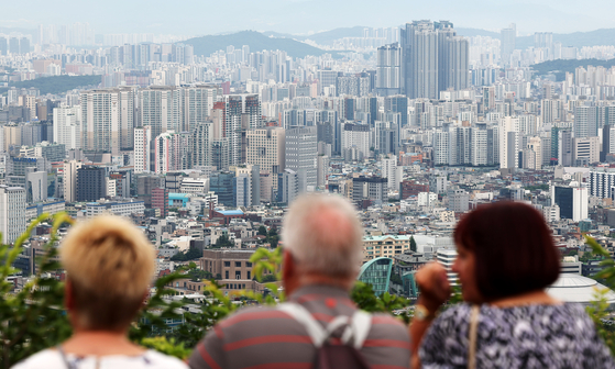24일 서울 중구 남산에서 시내 아파트가 보이고 있다.   한국은행이 이날 발표한 '2025년 6월 소비자동향조사 결과'에 따르면, 주택가격전망 소비자동향지수(CSI)는 125로 한 달 전보다 9포인트(p) 상승해 3년 8개월 만에 최고치를 갱신했다. 뉴스1
