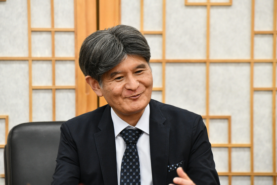 24일 관월당의 국내 귀환과 관련한 언론공개회 후 별도 간담회에서 기자들의 질문에 답하고 있는 사토 다카오(佐藤孝雄·62) 고토쿠인(高德院·고덕원) 주지. 사진 국가유산청