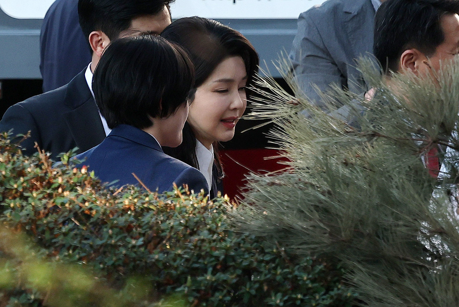 윤석열 전 대통령 부인 김건희 여사가 지난 4월 11일 한남동 관저를 퇴거해 사저인 서울 서초구 아크로비스타로 들어서고 있다. 연합뉴스