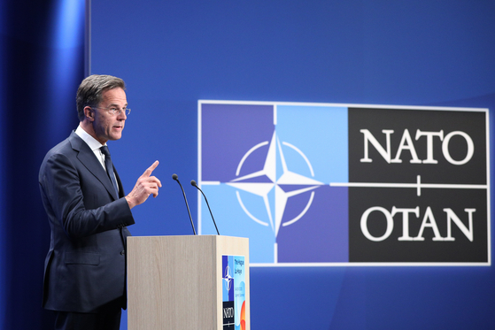 마르크 뤼터 북대서양조약기구(NATO) 사무총장이 23일(현지시간) 네덜란드 헤이그에서 나토 정상회담에 앞서 기자회견을 하고 있다. 신화=연합뉴스