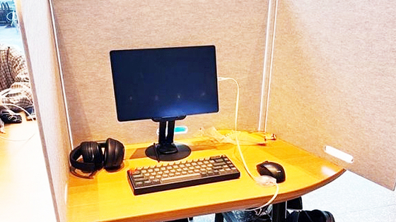최근 온라인 커뮤니티에선 ‘동네 스타벅스에 외출 빌런이 있다’는 제목의 글이 올라왔다. 공개된 사진에는 매장 내 테이블에 칸막이를 세워두고 헤드셋과 키보드 등을 설치해 둔 모습이 담겼다. 사진 온라인 커뮤니티