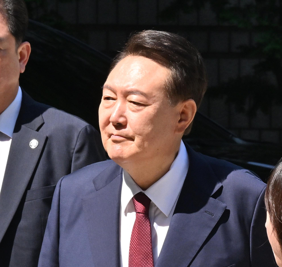 윤석열 전 대통령이 지난 23일 서울 서초구 서울중앙지법에서 열린 내란 우두머리 혐의·직권남용 권리행사 방해 혐의 사건 8차 공판에 출석하고 있다. 연합뉴스