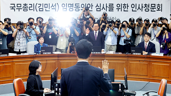  김민석 국무총리 후보자가 24일 서울 여의도 국회에서 열린 인사청문회에서 선서하고 있다. 연합뉴스