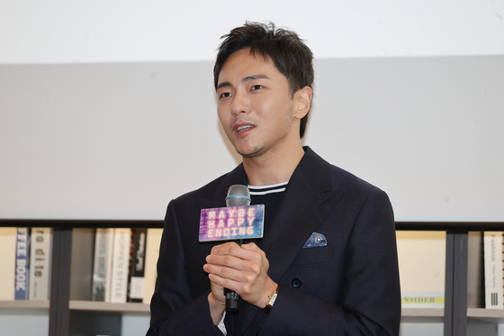 박천휴 작가가 서울 중구 명동 커뮤니티하우스 마실에서 열린 기자간담회에서 인사말을 하고 있다. 그는 '일 테노레'도 브로드웨이에서 성공시키고 싶다는 포부를 드러냈다. 연합뉴스